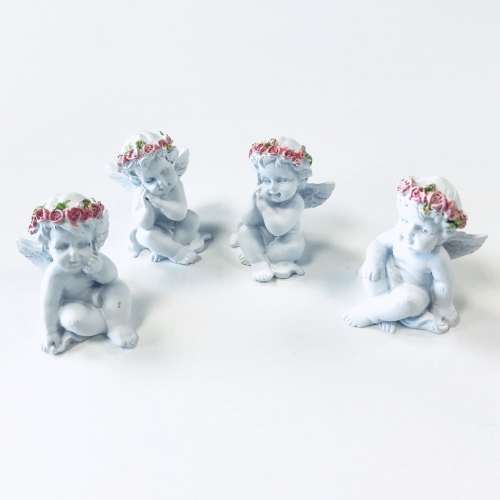 Malý Rozmýšľajúci Anjel s Ružou