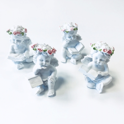 Čítajúci Anjel s Ružou