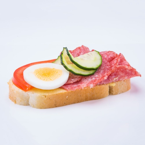 Obložený chlebík salámový