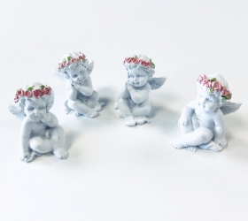 Malý Rozmýšľajúci Anjel s Ružou