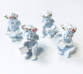 Čítajúci Anjel s Ružou