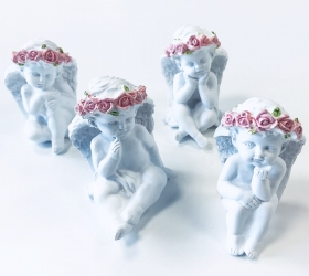 Sediaci a Rozmýšľajúci Anjel s Ružou