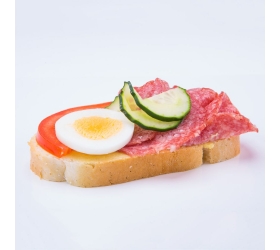 Obložený chlebík salámovo syrový